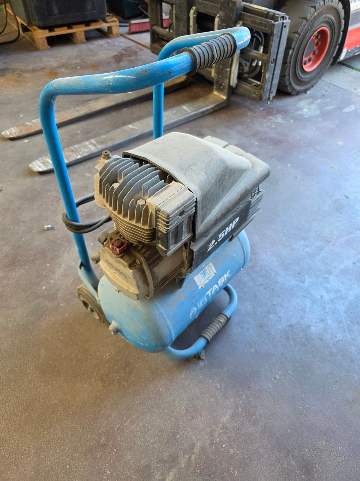 Airtask compressor met defecte afslag, Doe-het-zelf en Verbouw, Compressors, Ophalen, Gebruikt, 6 tot 10 bar, Minder dan 200 liter/min