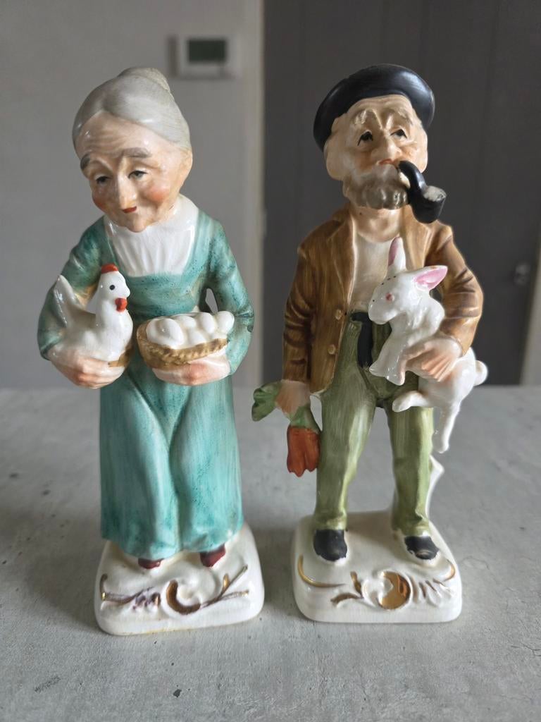 Vintage Beeldjes: Boerin met Kip en Boer met Lam, Antiek en Kunst, Antiek | Keramiek en Aardewerk, Ophalen