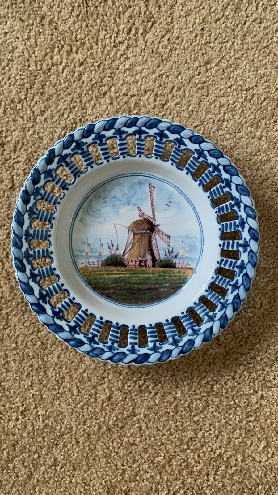 2 Decoratieve Makkumer aardewerk borden - Molen & Fruit, Antiek en Kunst, Ophalen