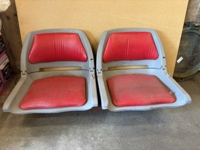 2 stoelen op plank 850x20 rood