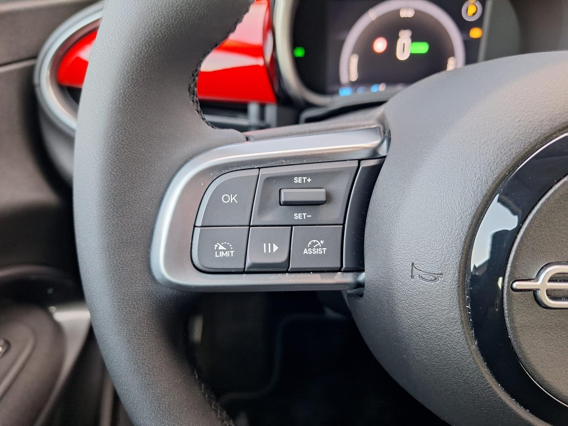Fiat 600 e 54kWh 156pk Red | Automaat | SOH 96,1% |Climate C, Auto's, Fiat, Gebruikt, Zwart, Automatische klimaatregeling, Wit