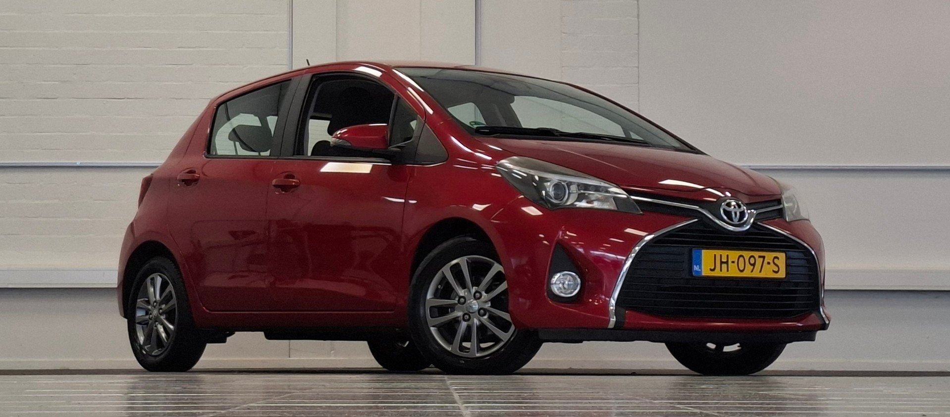 Toyota Yaris 1.3 VVT-i Trend 1e eigenaar Trekhaak Navigatie, Auto's, Stof, Euro 6, 4 cilinders, Bedrijf