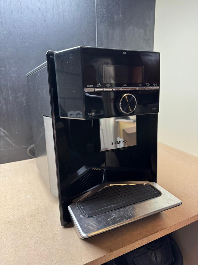 Siemens EQ9 S300 defect voor onderdelen, Witgoed en Apparatuur, Koffiezetapparaten, Ophalen, Gebruikt, 10 kopjes of meer, Koffiemachine