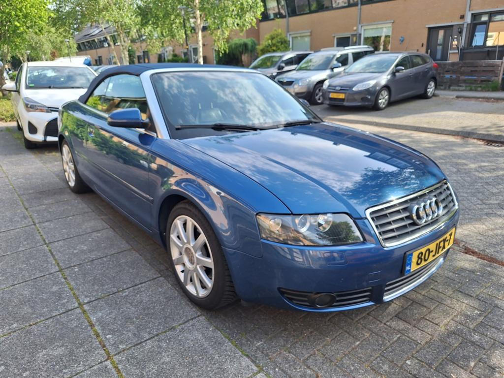 Audi A4 cabrio 2.4 V6 in goede staat, Auto's, Voorwielaandrijving, Zwart, Cabriolet, A4