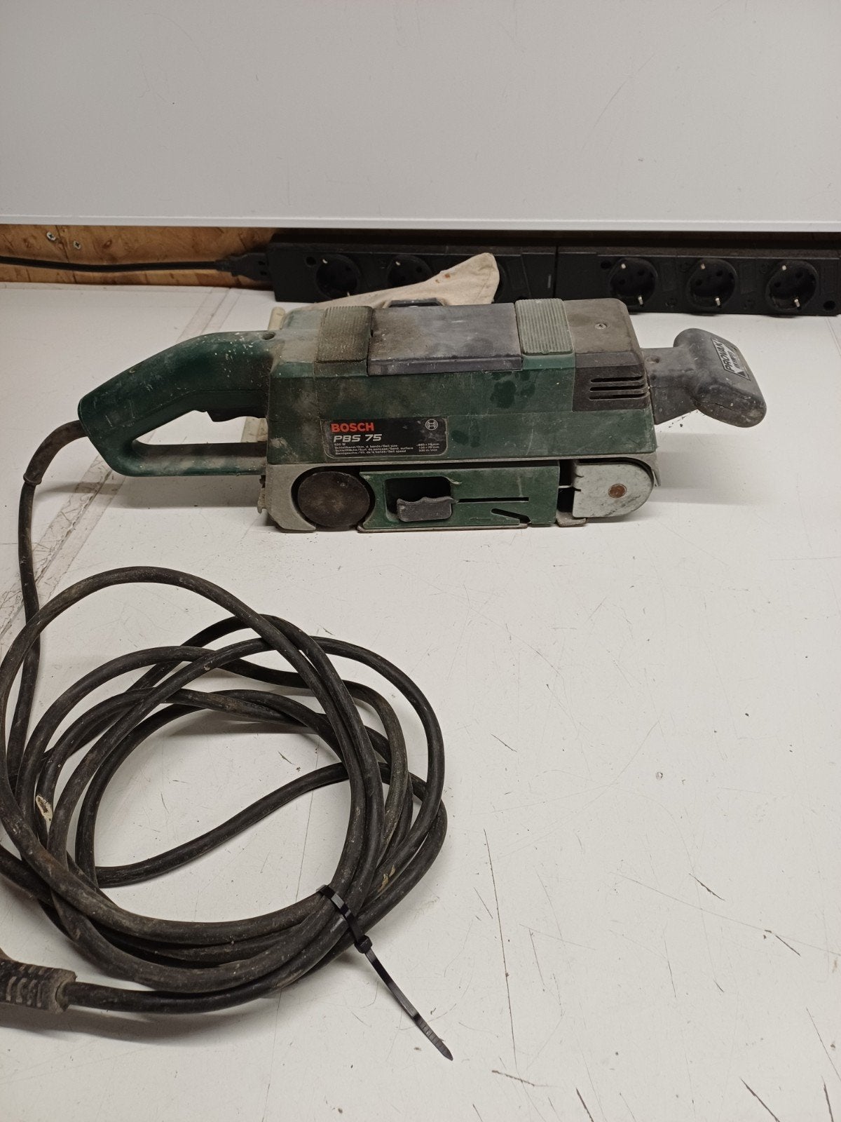 Bosch PBS 75 bandschuurmachine - 620W, goede staat, Doe-het-zelf en Verbouw, Gereedschap | Schuurmachines, Ophalen of Verzenden