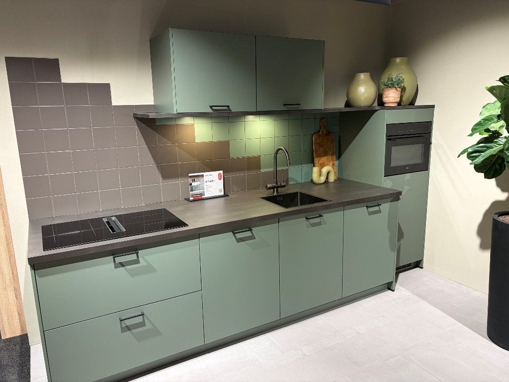 showroomkeuken Mira Colour Eucalyptus groen 40% korting, Ophalen, Nieuw, Enkelwandige keuken, Kunststof