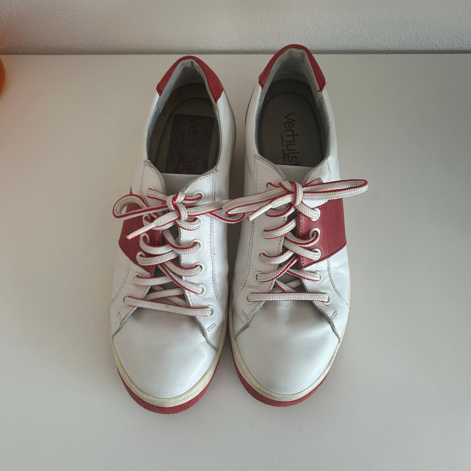 Verhulst Sneakers Wit/Rood - Maat 38, Kleding | Dames, Schoenen, Wit, Ophalen of Verzenden, Sneakers of Gympen, Gedragen