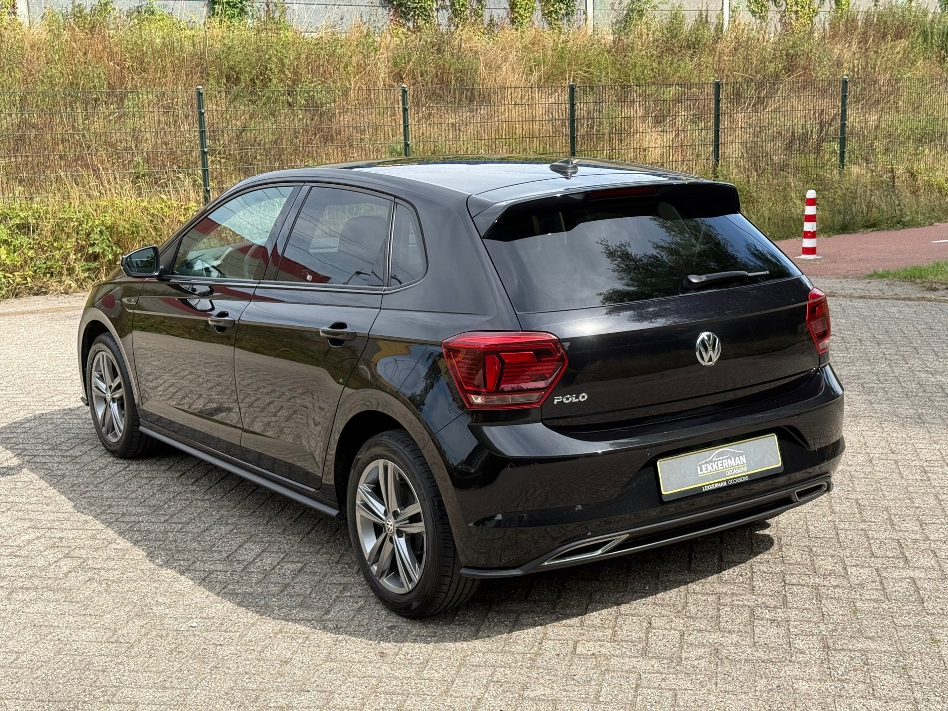 Volkswagen Polo 1.0 TSI R-LINE I CAMERA I VIRTUAL I 1E EIG I, Voorwielaandrijving, Gebruikt, 95 pk, Zwart
