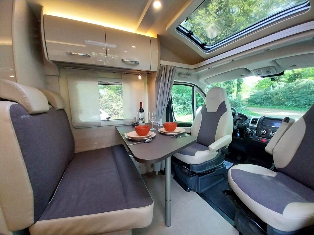 Luxe Bürstner Nexxo Van T 569 met een lengte van 59, Caravans en Kamperen, Campers, Niet ingevuld, Ringverwarming, Treinzit, Bedrijf