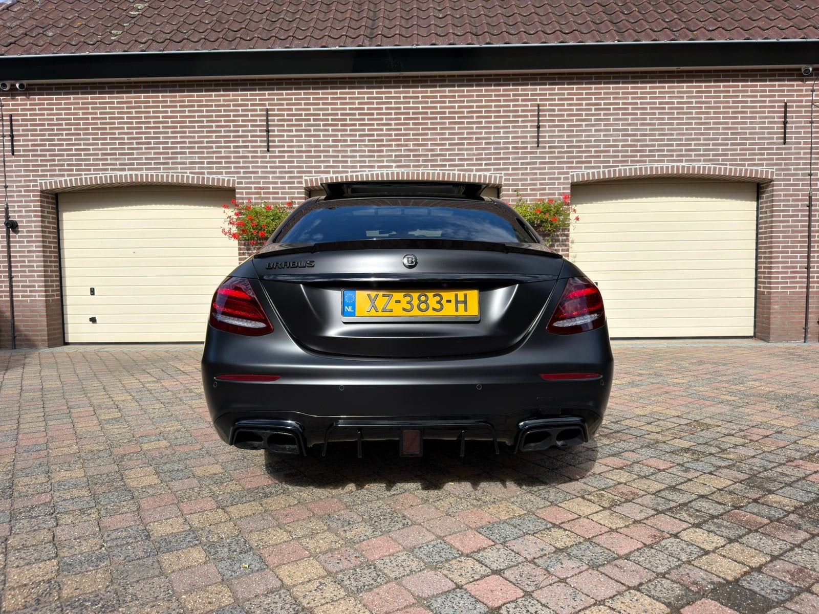Foto 8 van Mercedes-Benz E 200 | BRABUS/AMG styling | MAT ZWART |