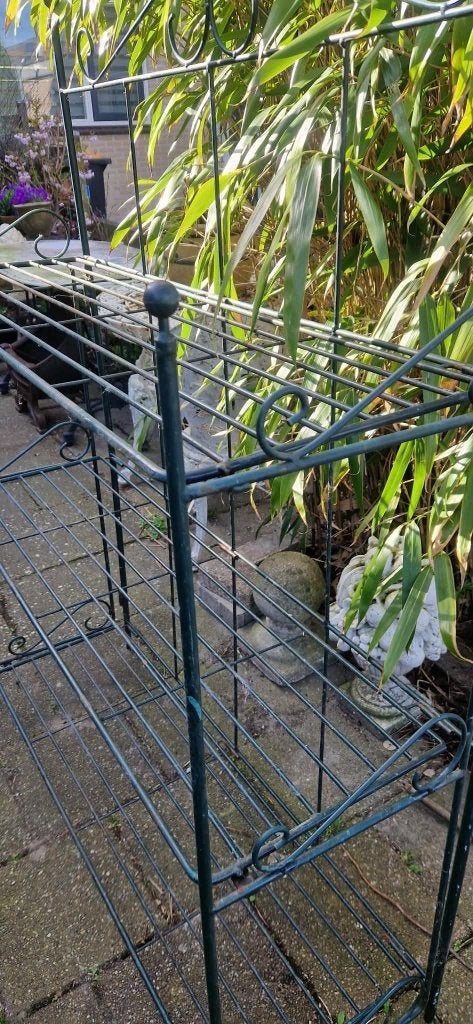Metalen tuin etagère met 3 plateaus (H 150cm) (brocante), Huis en Inrichting, Woonaccessoires | Etagères, Ophalen, Gebruikt