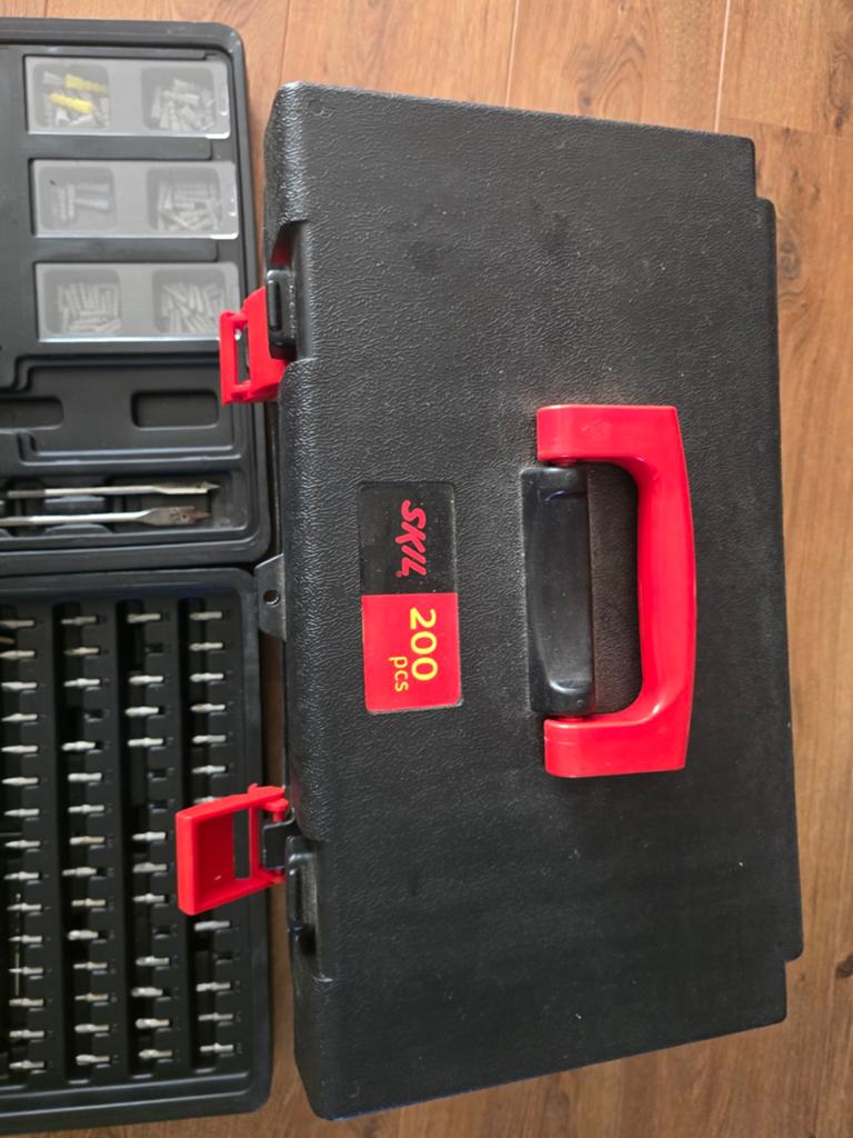 Skil Accuboormachine met 2 accu's en accessoires in koffer, Ophalen of Verzenden, Gebruikt, Boor- en Schroefmachine, Variabele snelheid