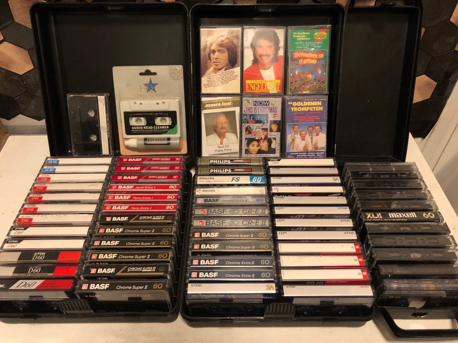 Grote partij vintage cassettebandjes met koffers en toebehor, Cd's en Dvd's, Ophalen, Gebruikt, Met bewaardoos, rek of koffer
