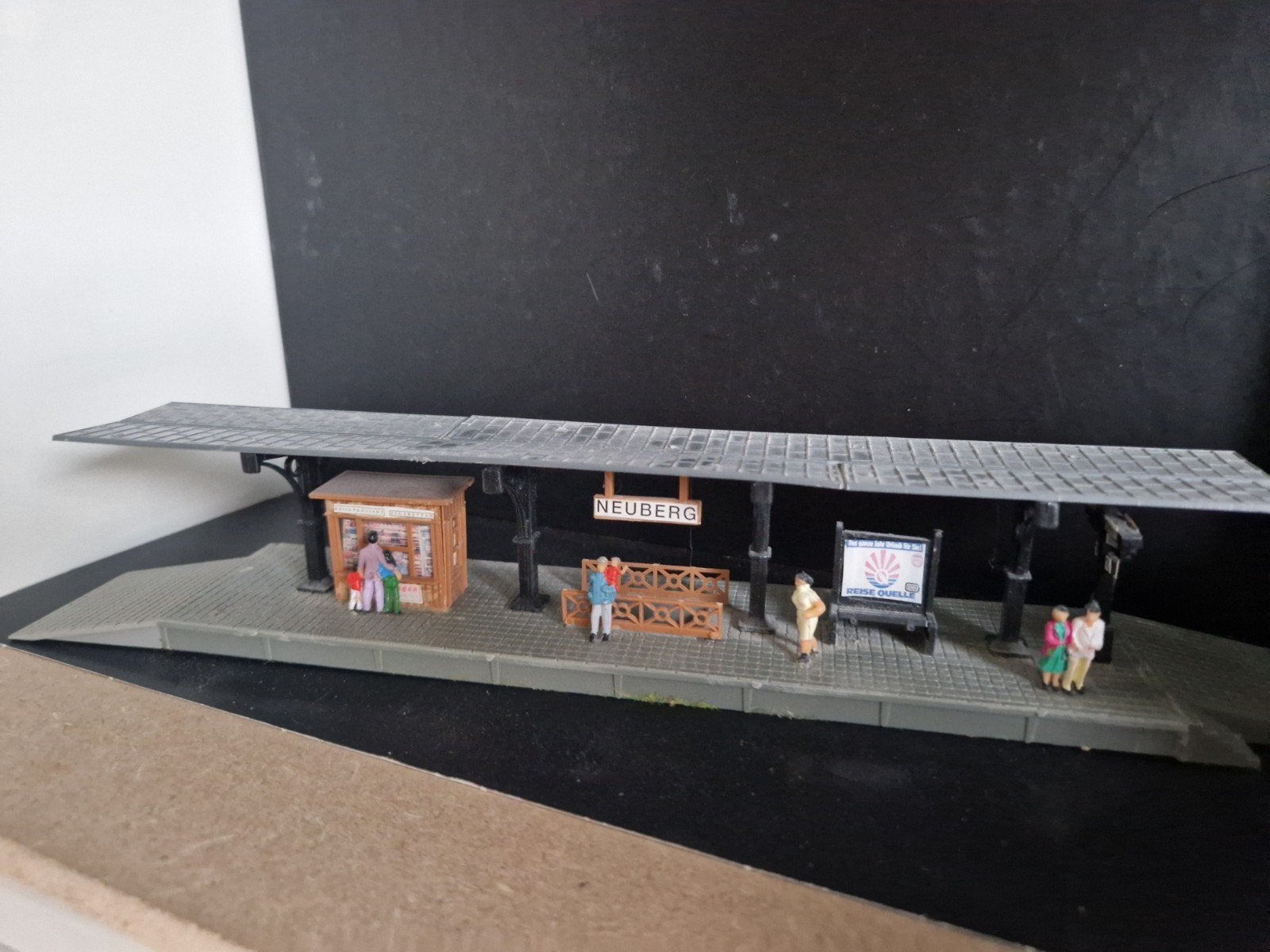 Modelspoor Perron met Figuren - Station Neuberg, Hobby en Vrije tijd, Overige merken, Gebruikt, Gelijkstroom of Wisselstroom, Brug, Tunnel of Gebouw