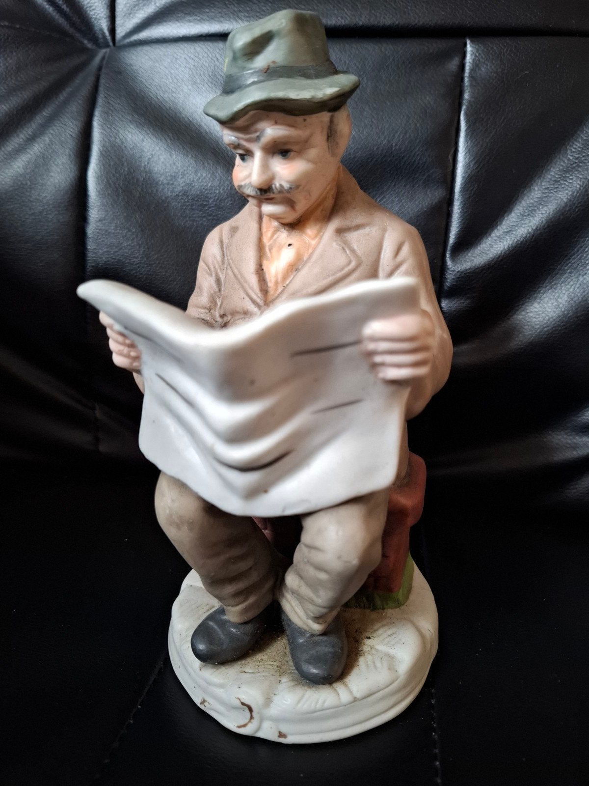Vintage beeldje van man die krant leest, Ophalen