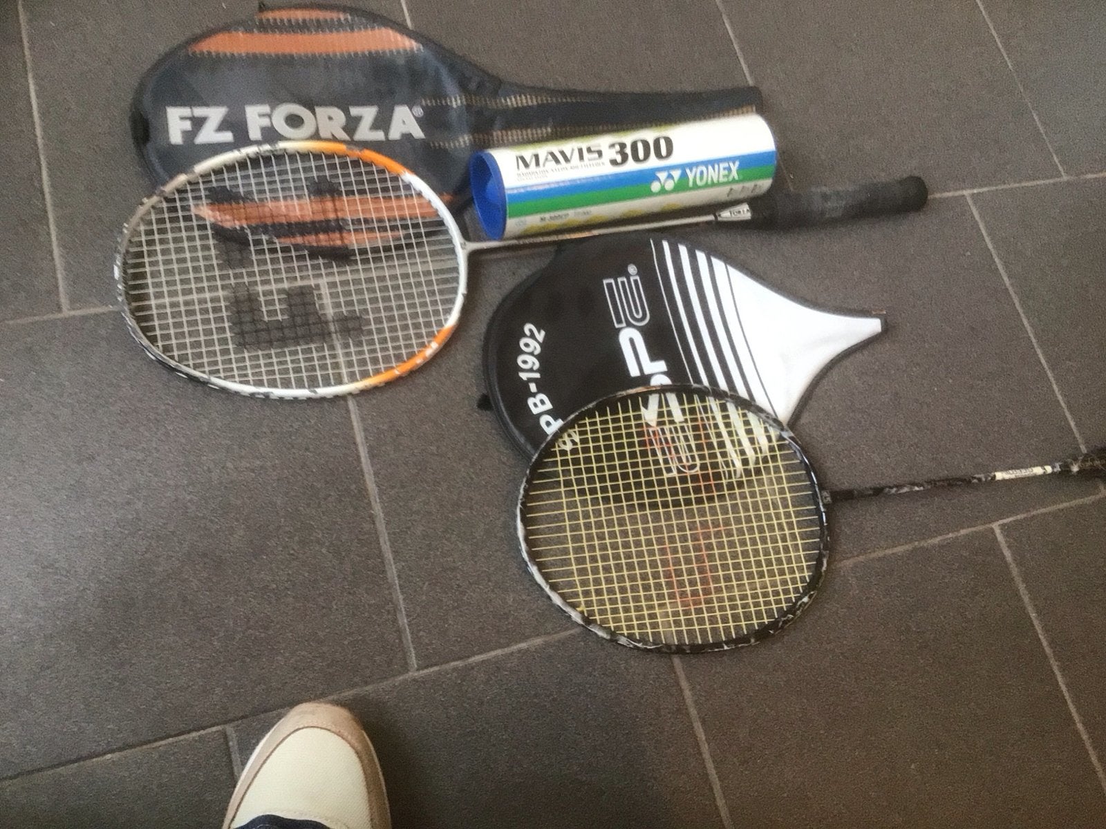 2 badminton rackets en shuttles, Ophalen of Verzenden, Gebruikt, Racket(s)