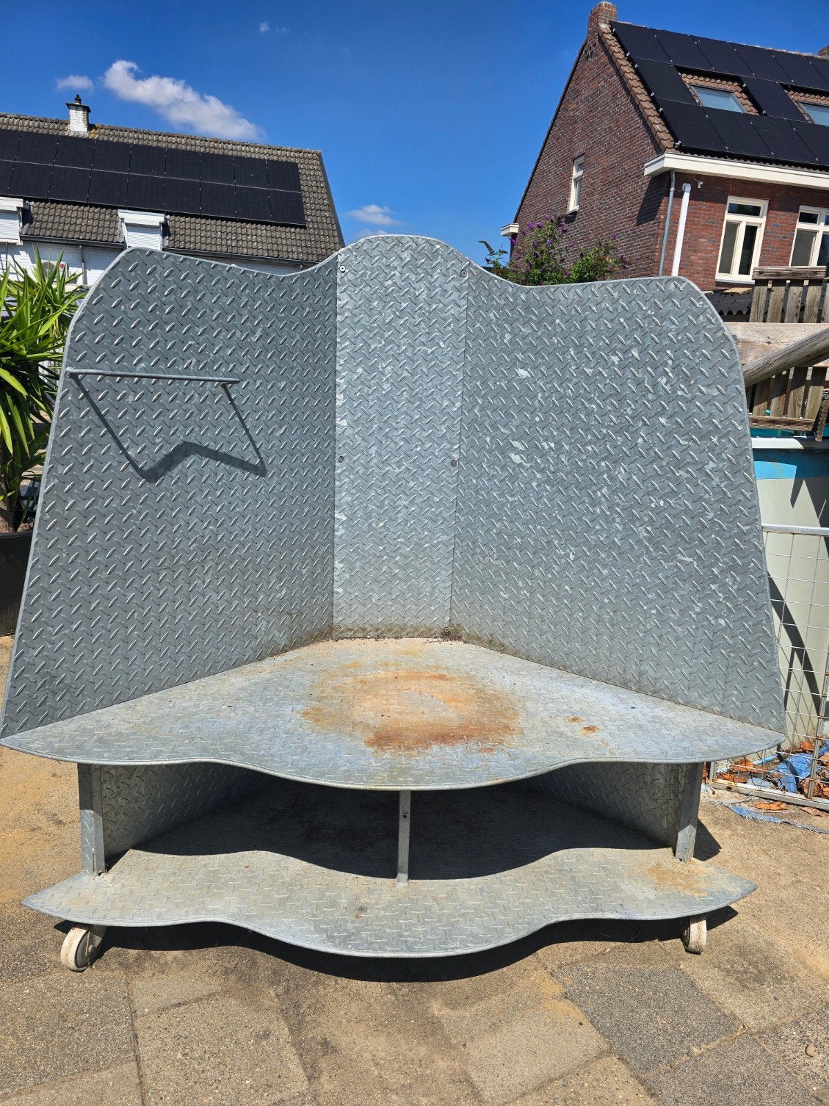 Metalen hoekdisplay op wielen, Ophalen