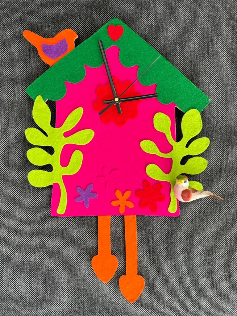 Vrolijke vilt wandklok voor de kinderkamer, Ophalen of Verzenden, Wanddecoratie