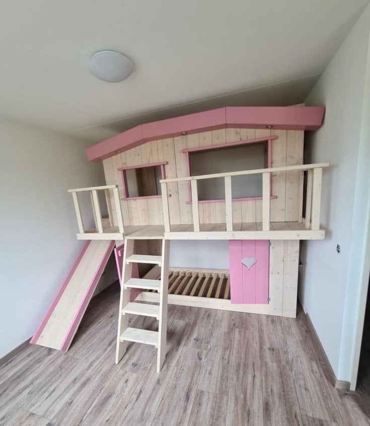 Boomhut bed XXL met glijbaan en kledingkast - Zo goed als ni, Kinderen en Baby's, Kinderkamer | Overige Meubels, Ophalen of Verzenden