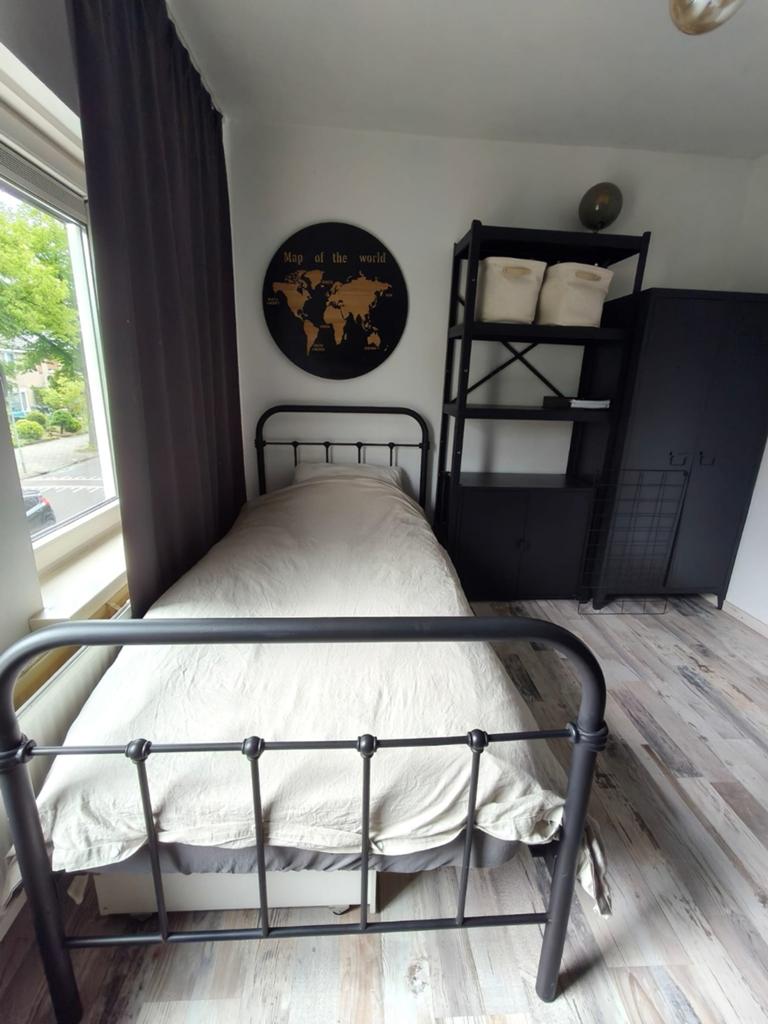 Stoere jongeren slaapkamer –  zwart/industrieel, Ophalen, Gebruikt, Eenpersoons, Zwart industriële met verschillende hout look