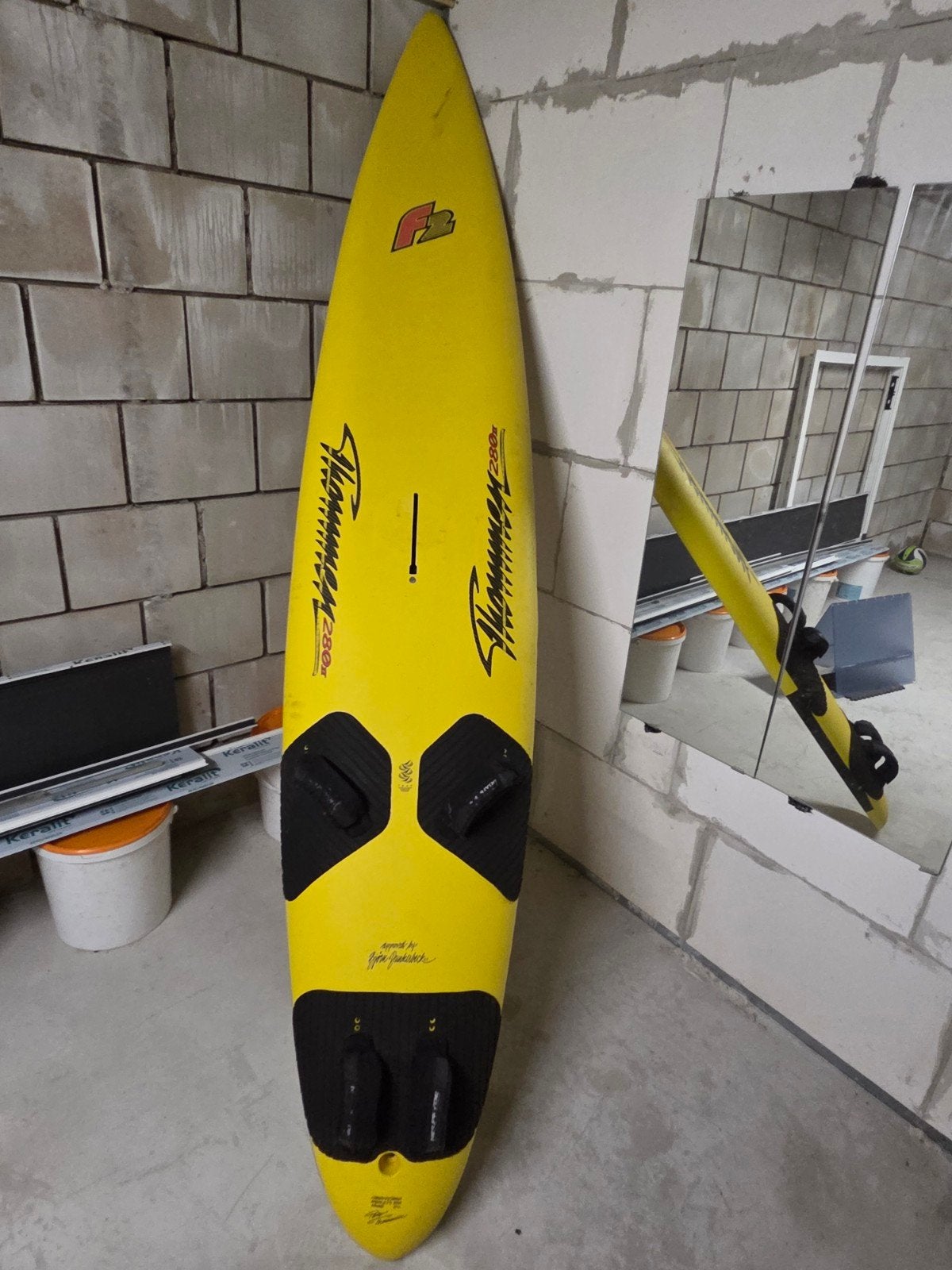 F2 Thommen 280 Windsurfplank - Geel, 280cm, 110L, Watersport en Boten, Windsurfen, Ophalen, Met voetbanden, 250 tot 300 cm, Gebruikt