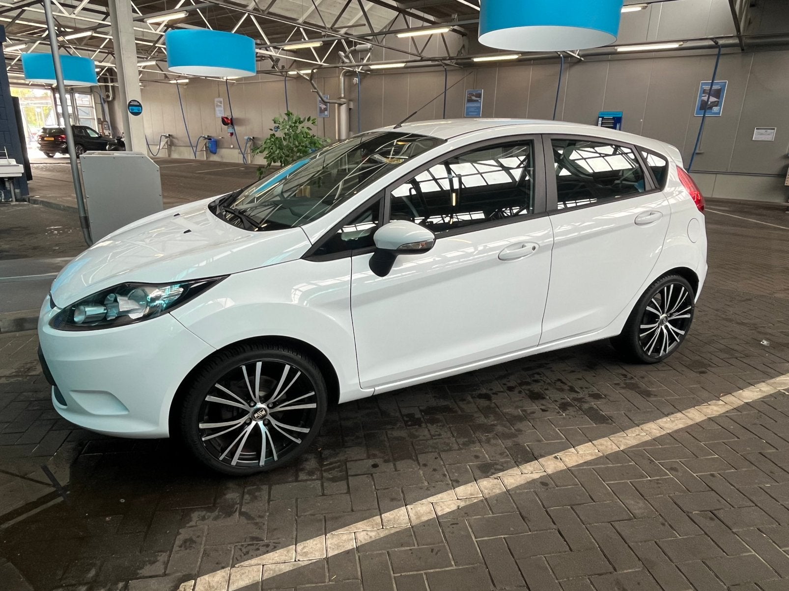 Ford Fiësta 1.25 60PK Trend 5DR 2011 Wit, Auto's, Voorwielaandrijving, Stof, 1242 cc, 4 cilinders