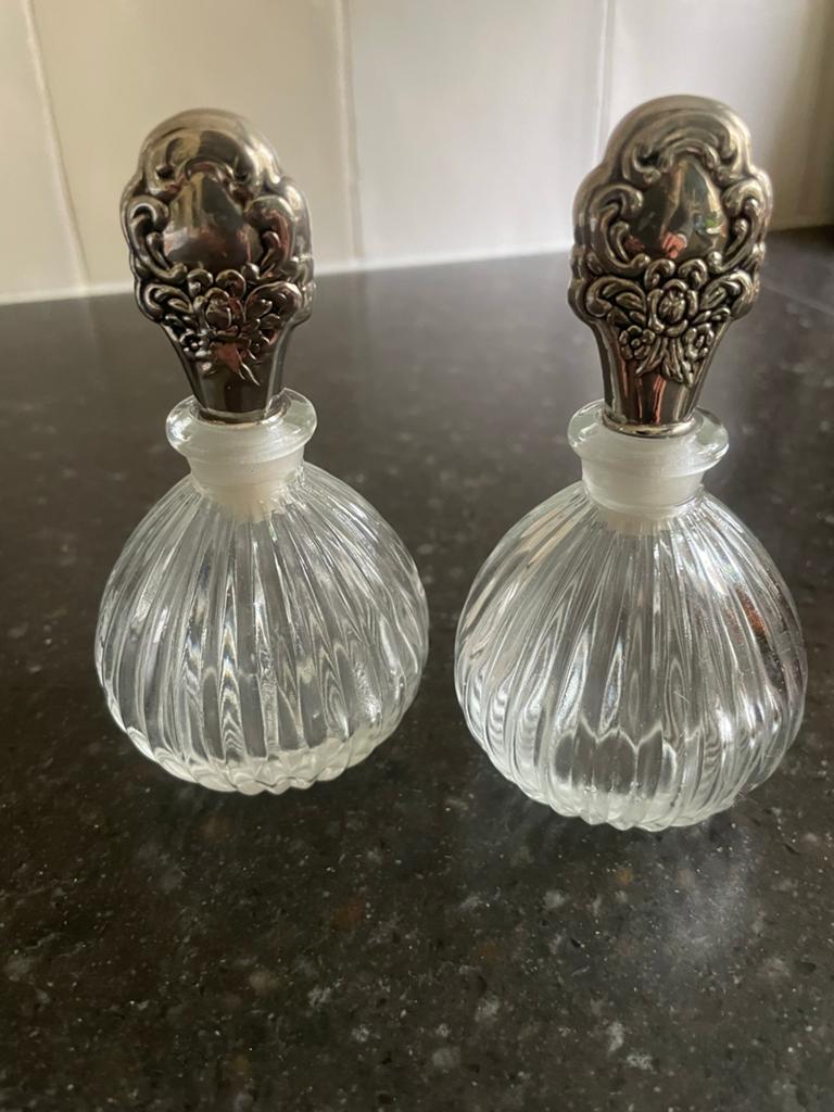 2 Schattige Vintage Parfumflesjes - Puntgaaf, Antiek en Kunst, Antiek | Glas en Kristal, Ophalen
