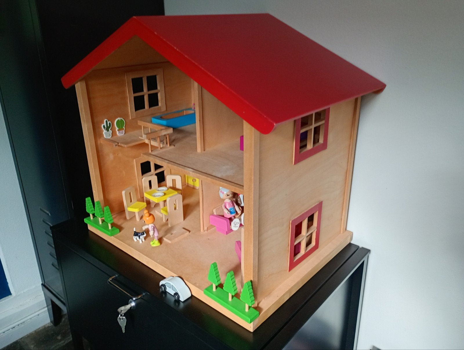 houten poppenhuis met complete nieuwe meubels, Ophalen, Zo goed als nieuw, Hout