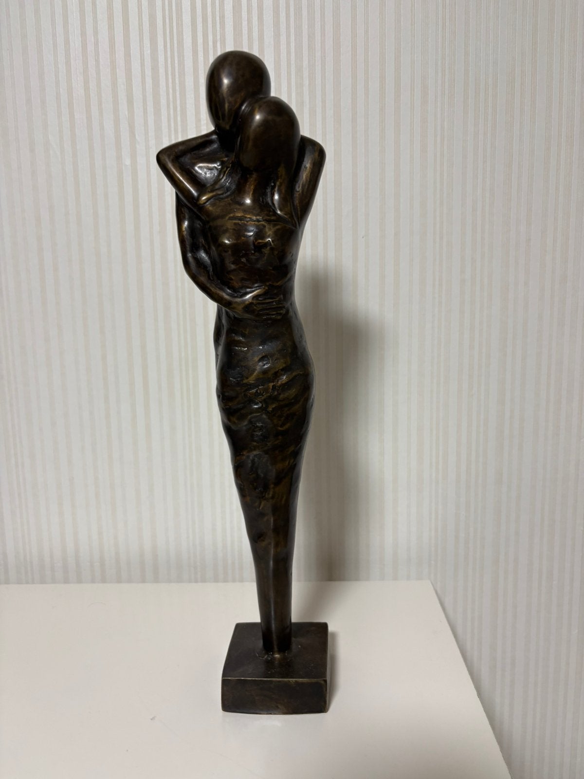 Bronzen beeld omhelzend paar, Antiek en Kunst, Verzenden, Brons, Op sokkel, Beeld