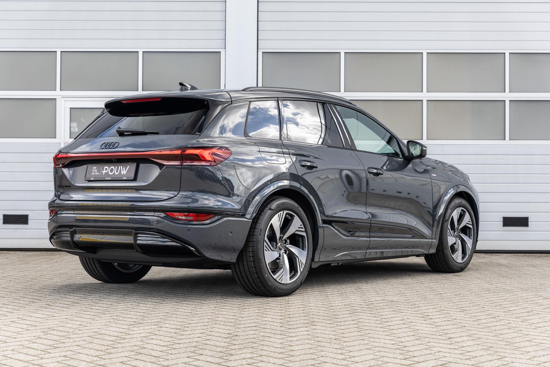 Audi Q6 e-tron 252pk S Edition 83 kWh | Luchtvering | Panora, Automaat, 12 maanden, Achterwielaandrijving, Zwart