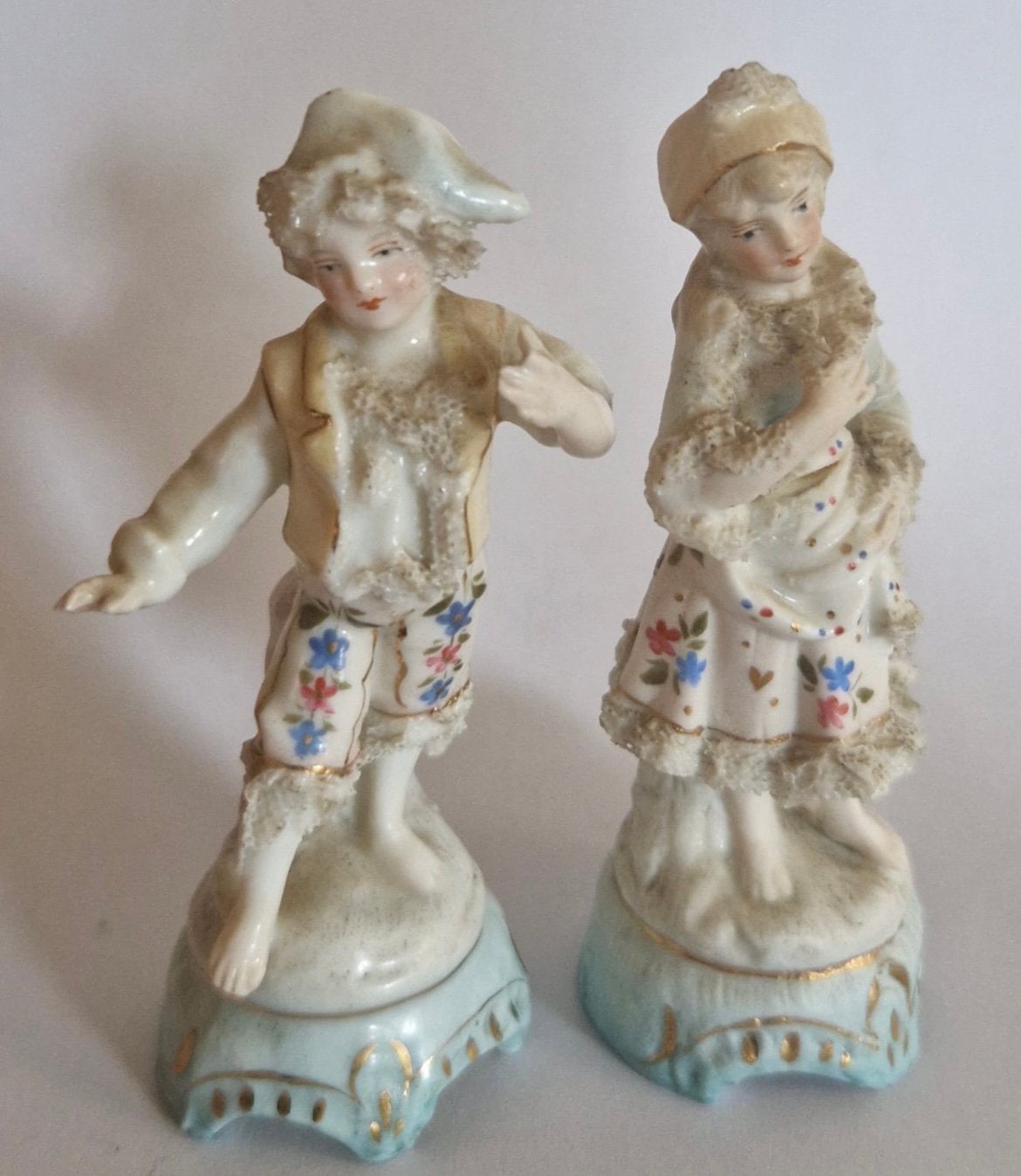2 ANTIEKE BISCUIT PORSELEIN BEELDJES, Antiek en Kunst, Antiek | Porselein, Verzenden