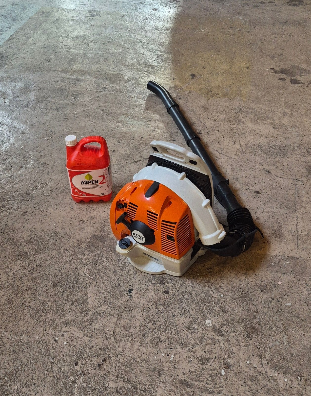 STIHL BR 350 Rugbladblazer. Zo goed als nieuw + 3L Aspen, Ophalen of Verzenden, Zo goed als nieuw, Benzine