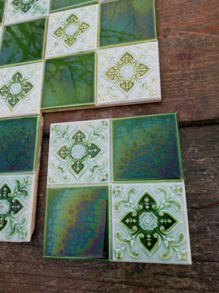 28 art nouveau wandtegels donkergroen/grasgroen relief, Ophalen