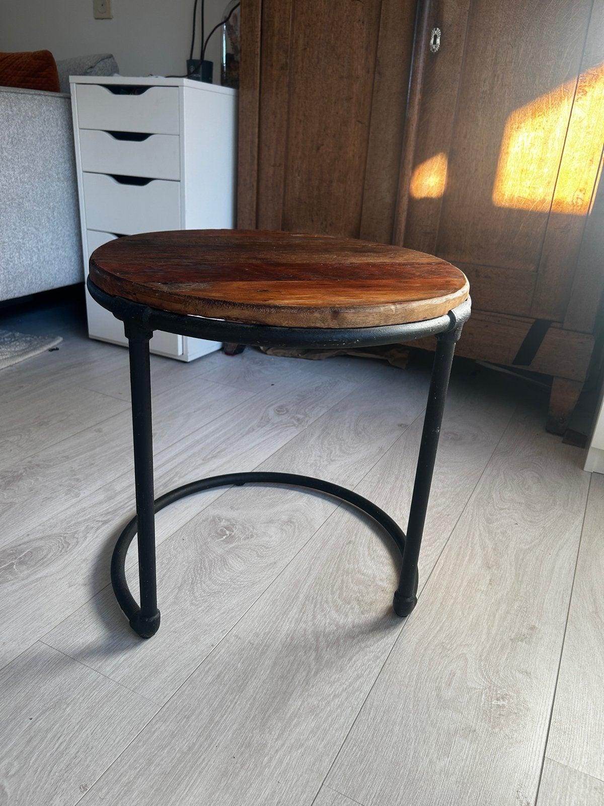 Industriële bijzettafel met houten blad en metalen onderstel, Huis en Inrichting, Ophalen, Minder dan 45 cm, Minder dan 55 cm