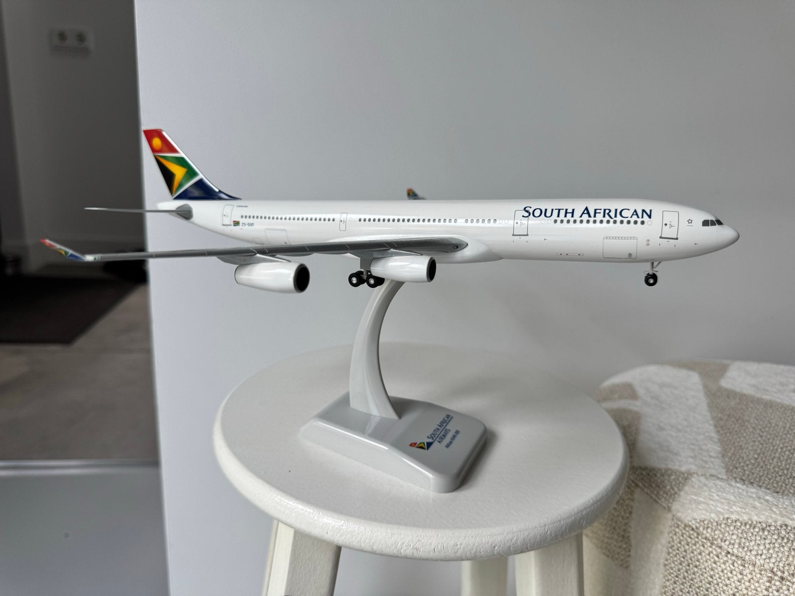 South African Airways A340-300 Schaal 1:200 met standaard en, Ophalen of Verzenden, Zo goed als nieuw