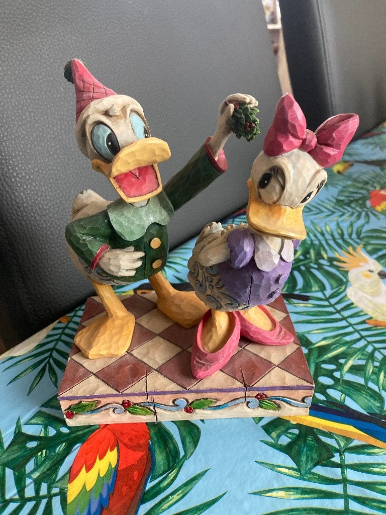 Disney Traditions ' Mistletoe Moment ' Donald x Daisy Duck, Verzamelen, Ophalen of Verzenden, Donald Duck, Zo goed als nieuw, Beeldje of Figuurtje