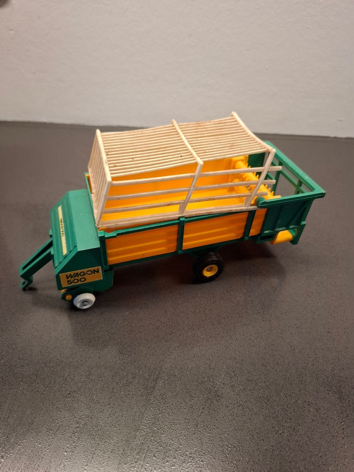 Te koop britains opraapwagen, Hobby en Vrije tijd, Modelauto's | 1:32, Ophalen of Verzenden, Gebruikt, Tractor of Landbouw, Britains