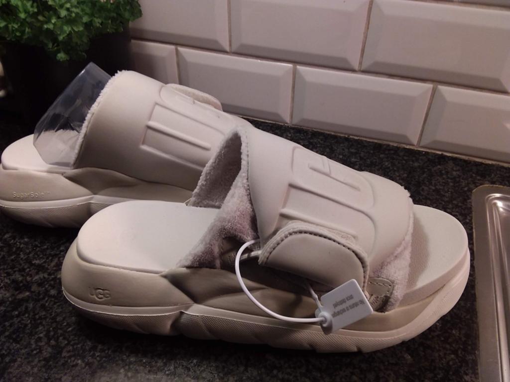 Ugg. La alto slide. Maat 40. NIEUW, Ophalen of Verzenden, Nieuw, Bruin