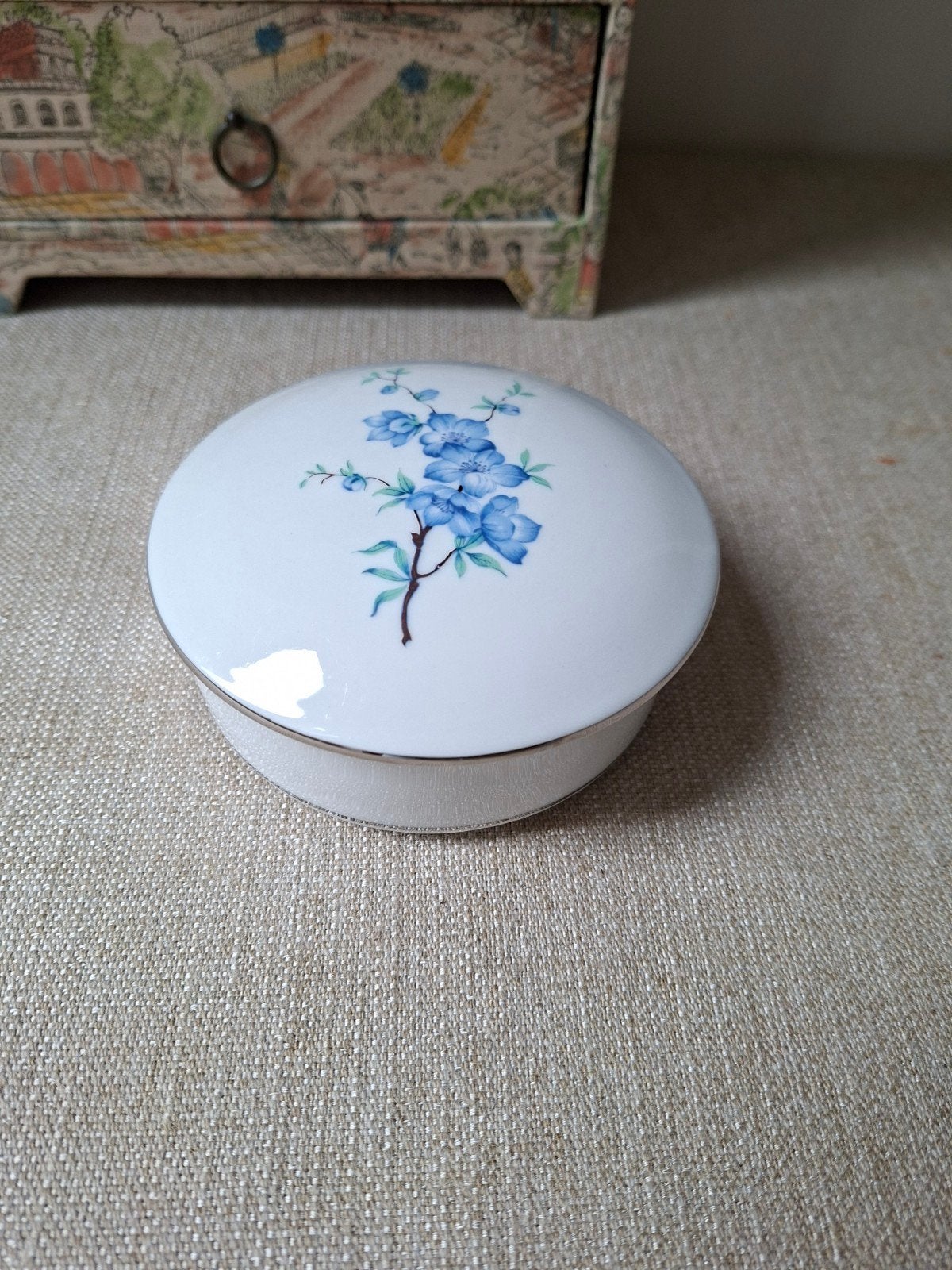Vintage porseleinen sieradendoosje met blauwe bloesem., Ophalen of Verzenden
