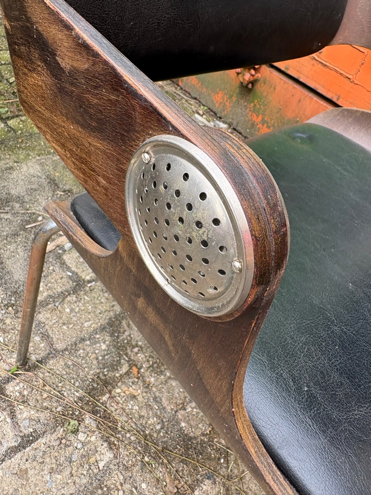 Vintage stoel met houten zitting en metalen poten, Ophalen of Verzenden