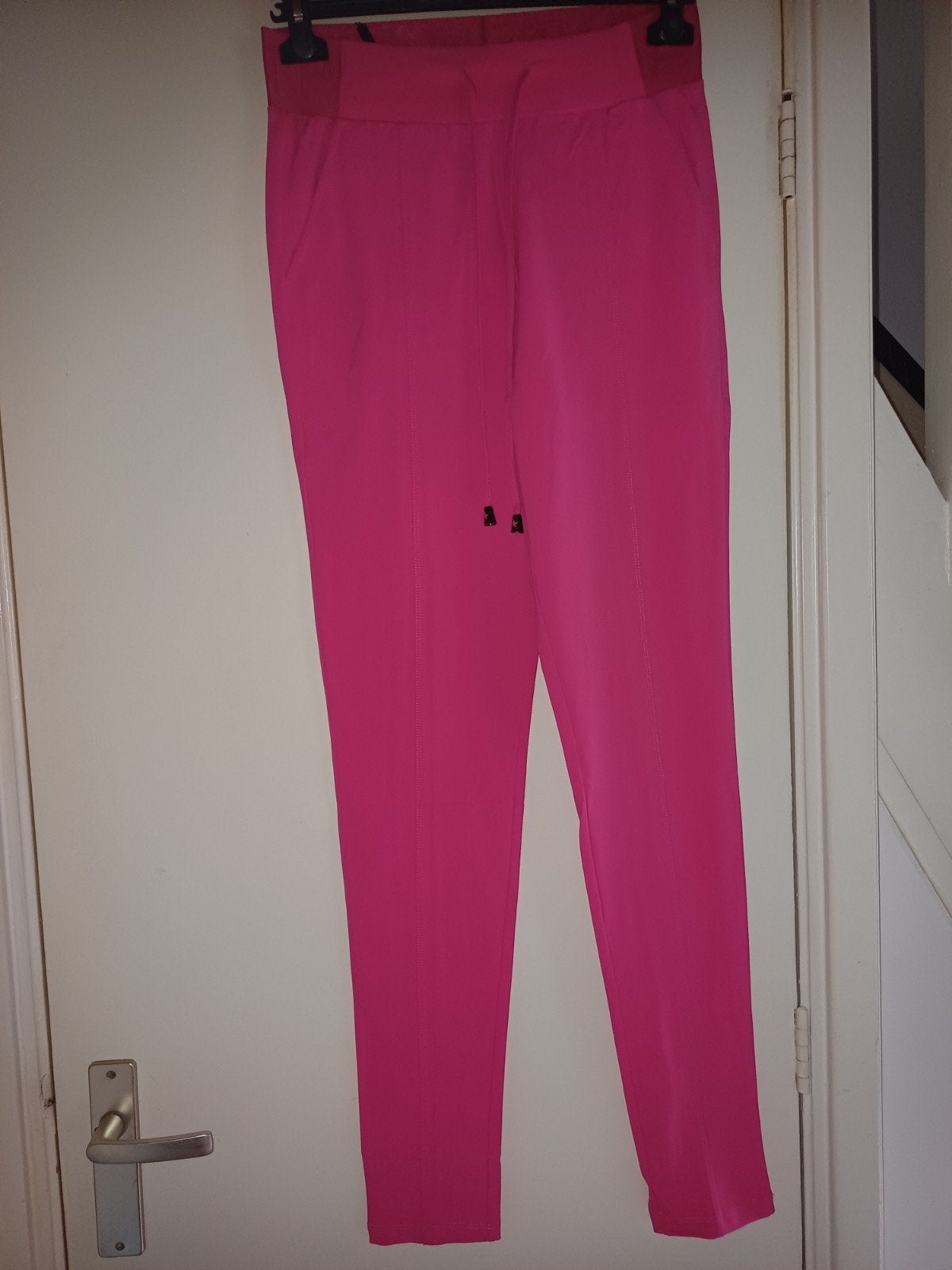 Mi Piace Travelbroek Skinny Fuchsia met Logoband, Kleding | Dames, Broeken en Pantalons, Maat 38/40 (M), Mp, Nieuw, Ophalen of Verzenden