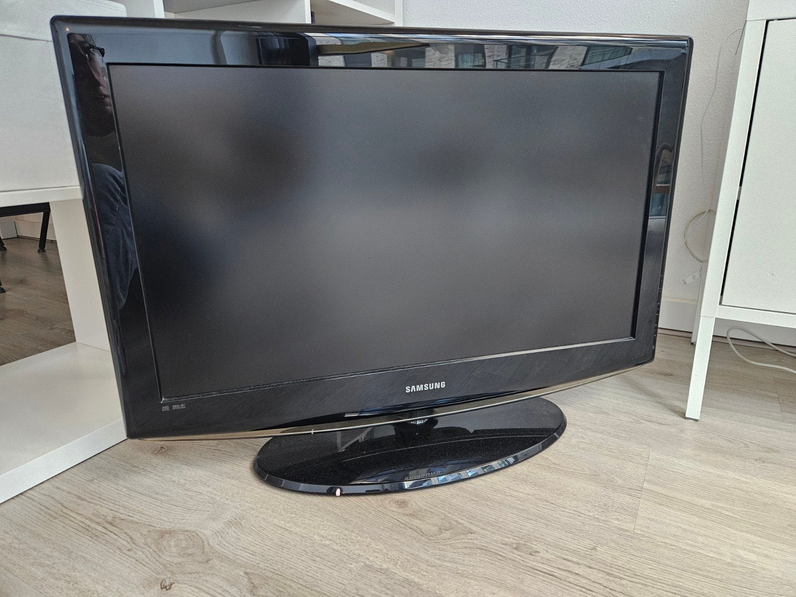 Samsung TV 32 inch; model LE32R81B