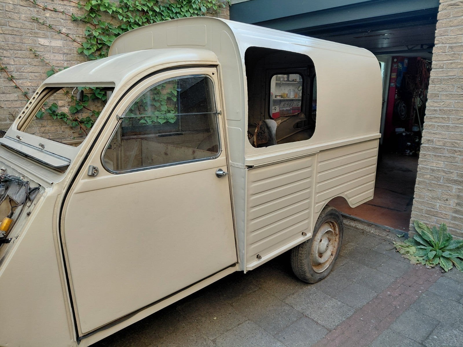 gezocht twee banden besteleend eend 2cv 135 r15, Ophalen of Verzenden