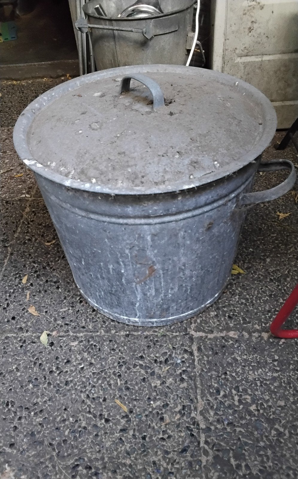 Oude complete zinken wasteil met deksel, Ophalen