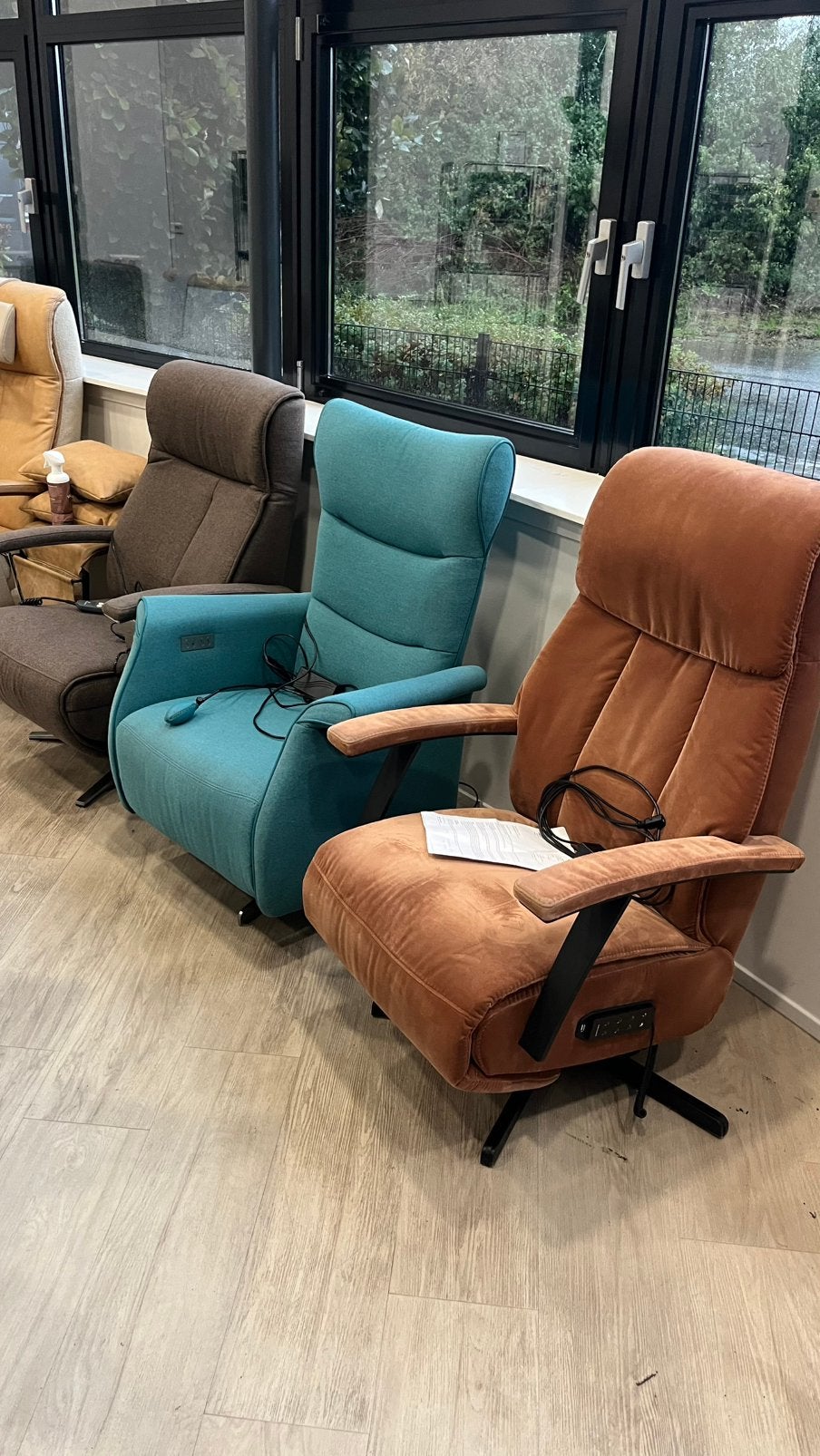 Verschillende Elektrische Prominent Sta-op Relaxfauteuils, Ophalen, Minder dan 75 cm, Zo goed als nieuw, Stof