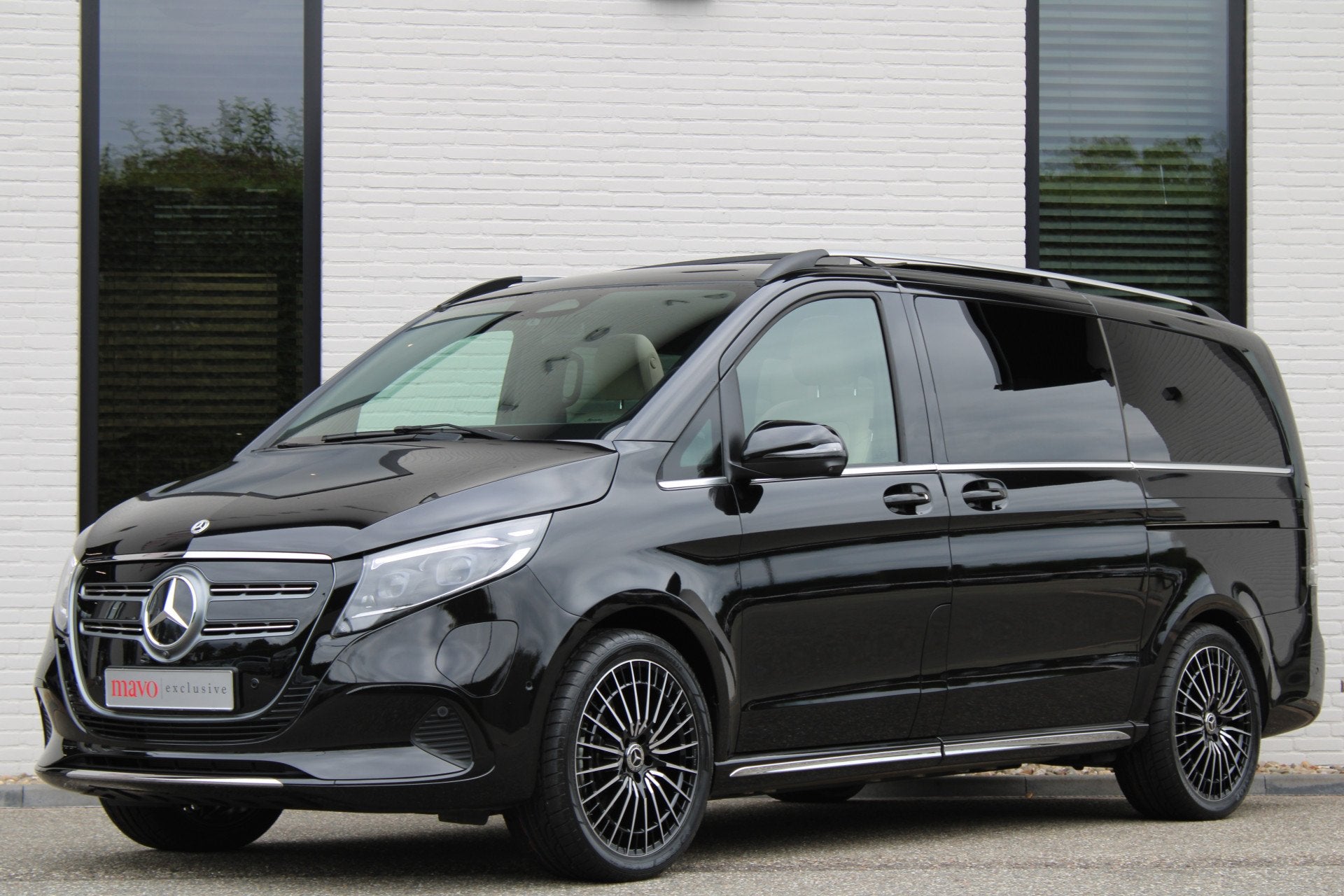 Mercedes-Benz EQV 300 L2 / AMG / Panorama / Elec Stoelen / 7, Auto's, Dealer onderhouden, Gebruikt, Met garantie (alle), 2535 kg