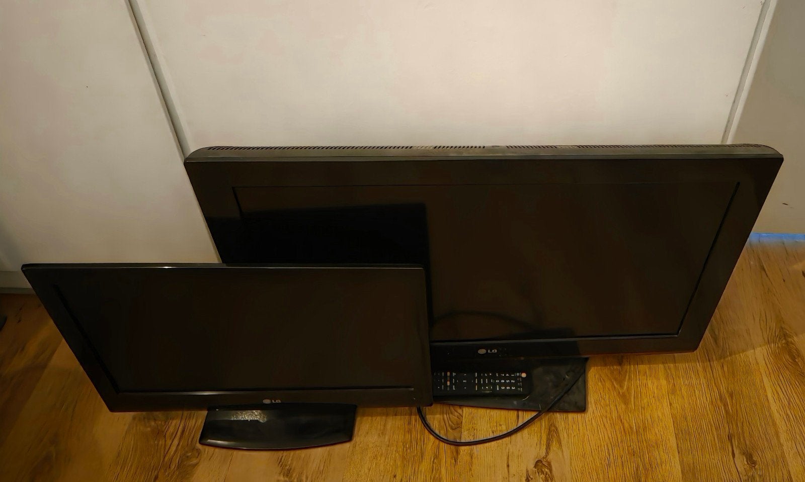 televisie LG TV: 32LD350-ZA (met afstandsbediening) & 22LE33, Ophalen, Gebruikt, 50 Hz, LG