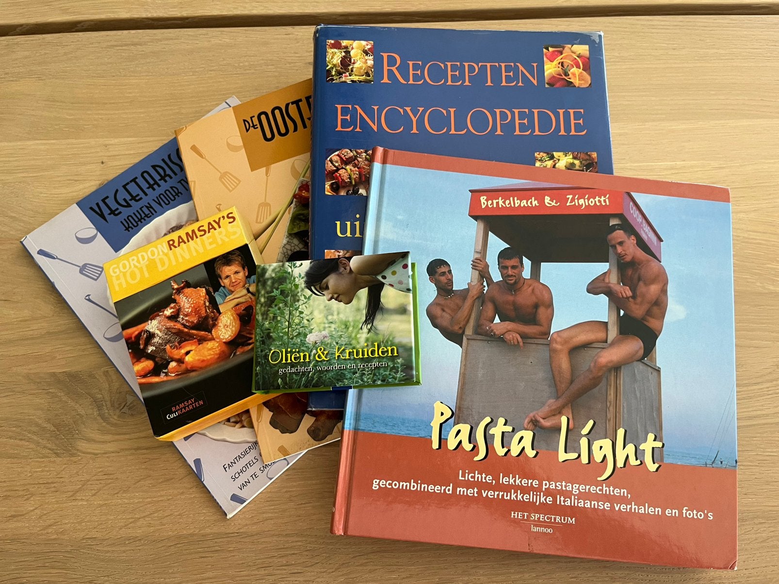 Stapeltje kookboeken divers, Verzenden, Gelezen, Azië en Oosters