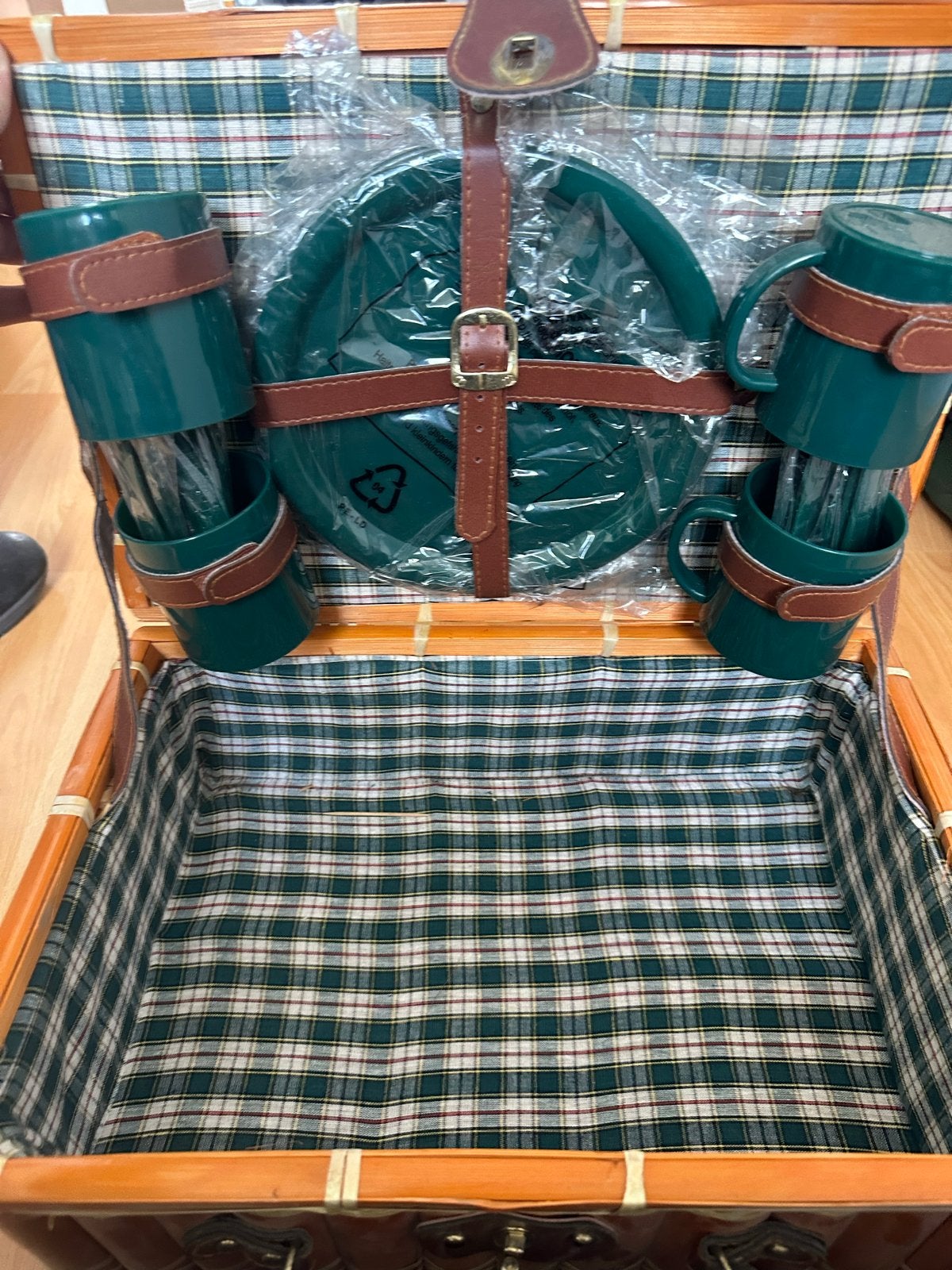 Nieuwe picknickmand met servies voor 4 personen, Ophalen, Nieuw
