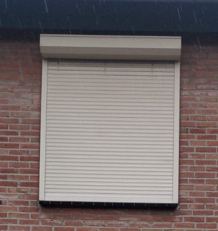 4 handbediende rolluiken (3x groot, 1x badkamer), Ophalen, Gebruikt, 100 tot 150 cm